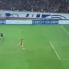 Ole Romeny saat eksekusi penalti ke gawang Timnas China. (Istimewa)