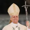 Paus Leo XIV memberi isyarat pada akhir Misa pelantikannya di Lapangan Santo Petrus, di Vatikan pada 18 Mei 20