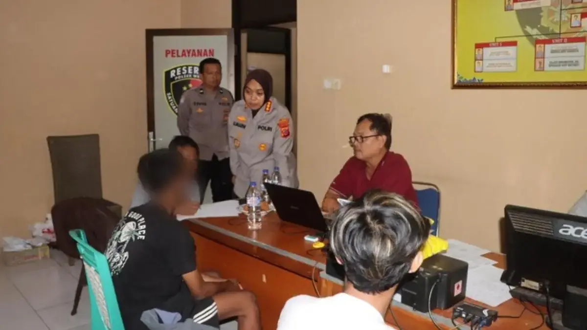 Polisi saat menginterogasi geng motor di Cirebon (Foto: Istimewa)