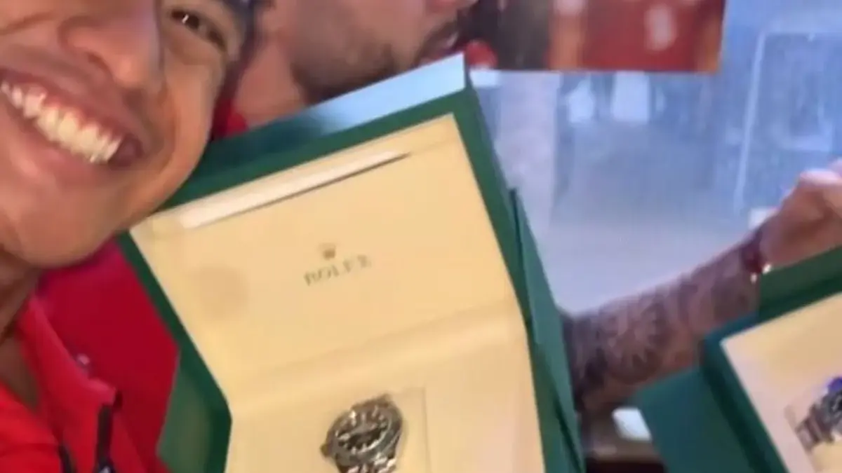 Jam Rolex yang diberikan oleh Presiden Prabowo Subianto kepada Timnas Indonesia sebagai hadiah karena telah me