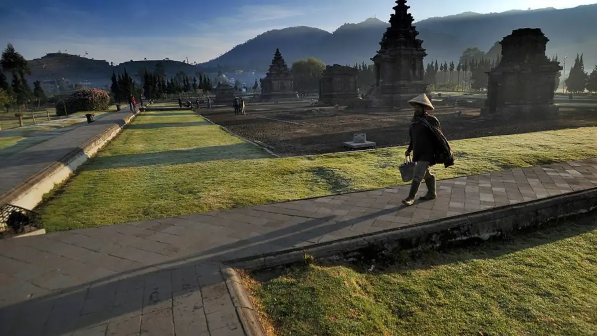 potret keindahan Candi Arjuna yang ada di Dieng (commons.wikimedia.org/Arie Basuki)