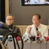 Menteri Lingkungan Hidup Hanif Faisol Nurofiq (kanan) dalam konferensi pers di Jakarta, Minggu. (8/6/2025). (F