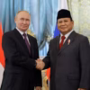 Presiden Rusia Vladimir Putin bersalaman dengan Presiden terpilih Indonesia Prabowo Subianto saat pertemuan di