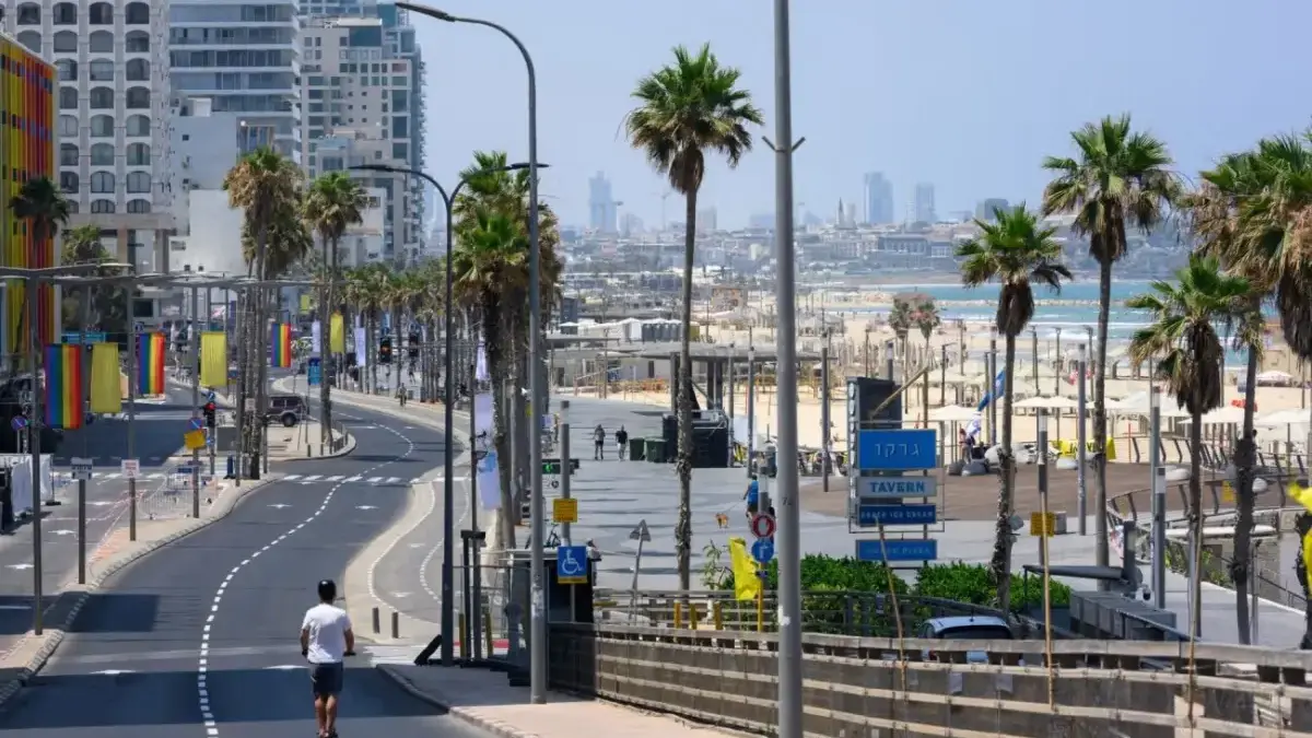 Salah satu sudut kota Tel Aviv, Israel, terlihat lengang pada Senin (16/6/2025). Pasalnya sebagian besar warga