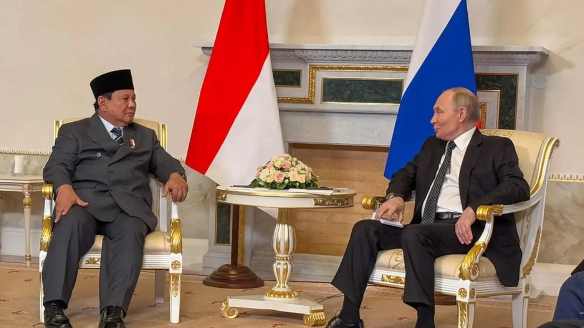 Presiden Prabowo Subianto (kiri) berbincang dengan Presiden Rusia Vladimir Putin (kanan) dalam kunjungan keneg