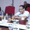 Mantan Mendikbudristek Nadiem Makarim dan Staf Khusus Bidang Pemerintahan Jurist Tan. (Foto: menpan.go.id)