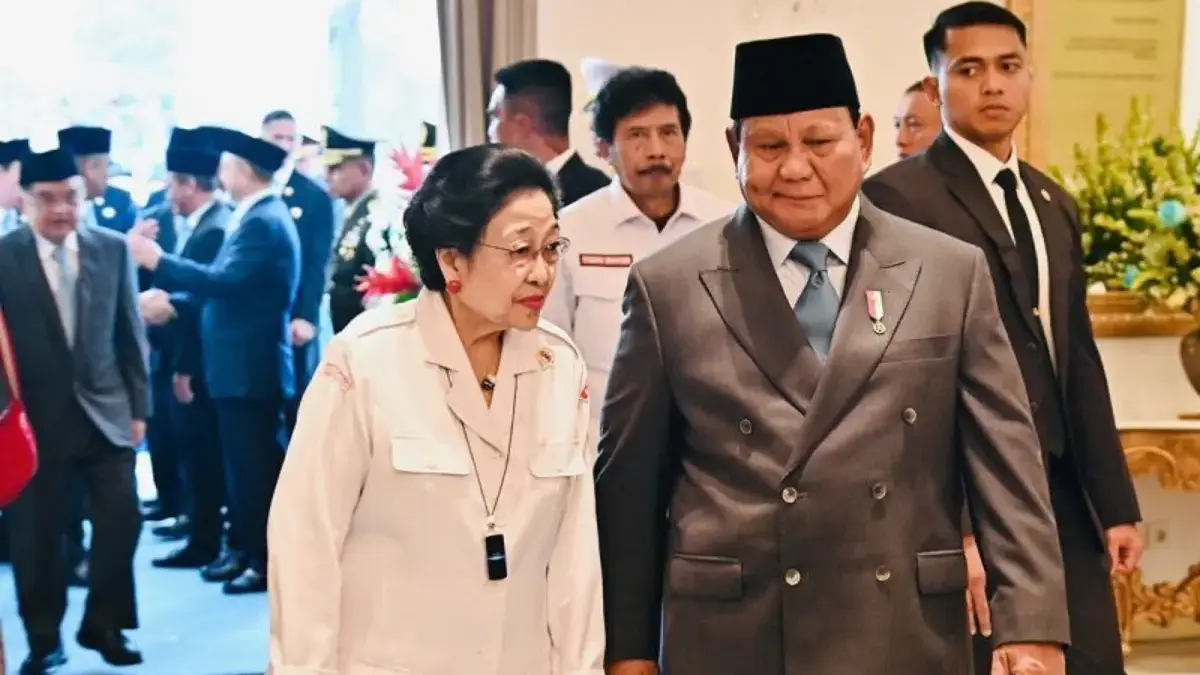 Presiden Prabowo Subianto berbincang dengan Presiden Ke-5 RI Megawati Soekarnoputri jelang Upacara Peringatan