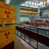 Petugas bersama peneliti berada di area Reaktor Nuklir Triga 2000 di Kantor BRIN Bandung, Kota Bandung, Kamis