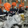 Suasana pabrik perakitan mesin di Bogor, Jawa Barat. penghiliran industri telah berkontribusi bagi perekonomia