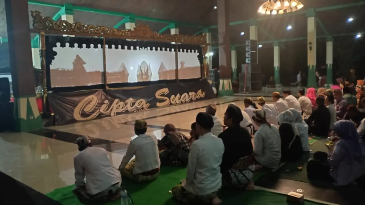 Peringatan pergantian tahun Islam yang dikenal sebagai malam satu suro itu tetap berlangsung khidmat dan meria