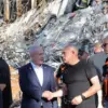 Perdana Menteri Israel Benjamin Netanyahu berjabat tangan dengan Profesor Alon Chen, Presiden Institut Sains W