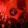 Para pendukung Paris Saint-Germain (PSG) menyalakan suar saat berkumpul di Place Trocadero di depan Menara Eif