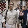 Mantan Menteri Pendidikan, Kebudayaan, Riset, dan Teknologi (Mendikbudristek) Nadiem Makarim (kiri) usai menja