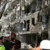 Pasukan Israel dan petugas tanggap darurat berada di lokasi serangan Iran di sebuah bangunan tempat tinggal di