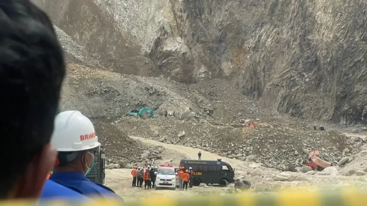 Proses evakuasi korban longsor di Gunung Kuda Cirebon, Jawa Barat, Minggu (1/6/2025). (Foto: Antara/Fathnur Ro