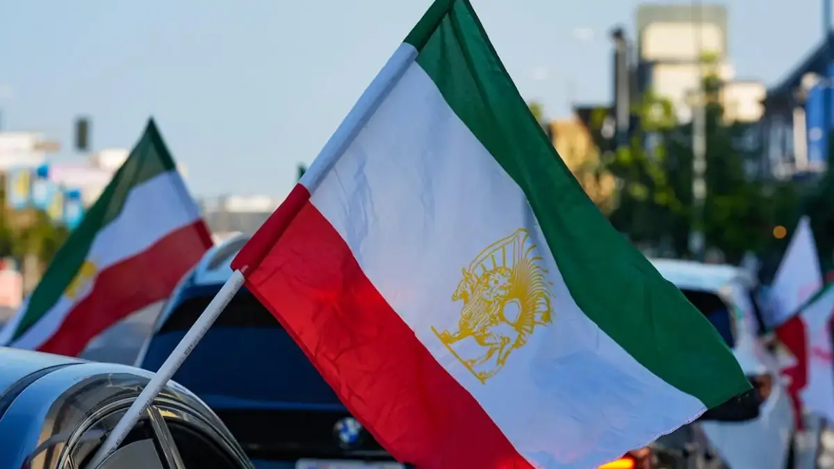 Sekelompok mobil di kawasan Tehrangeles, Los Angeles, mengibarkan bendera Singa dan Matahari, bendera resmi Ir