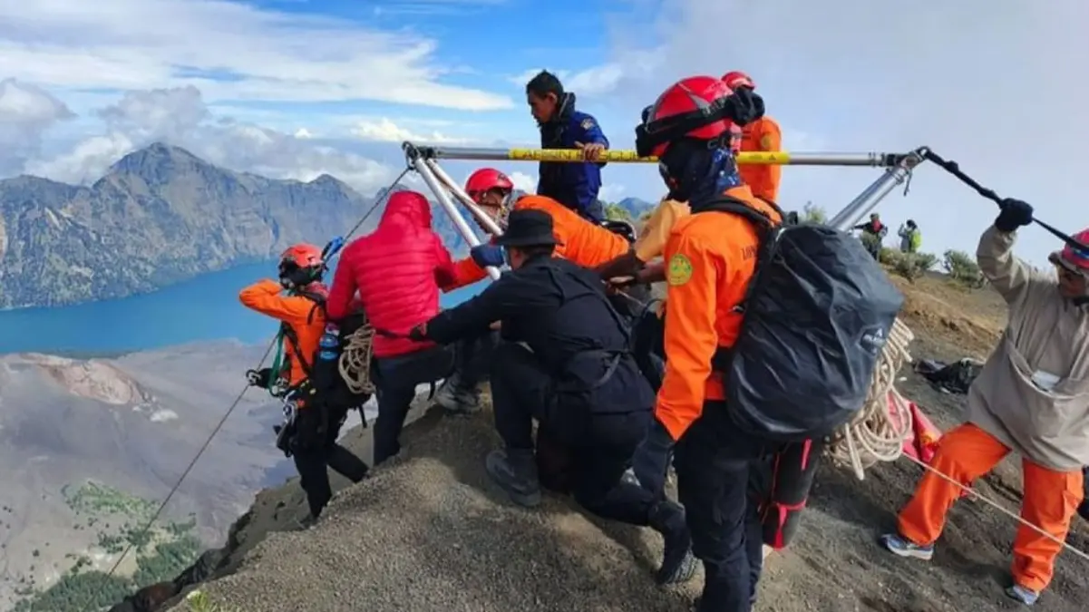Upaya penyelamatan pendaki perempuan asal Brasil berinisial JDSP yang dilaporkan jatuh saat mendaki Gunung Rin