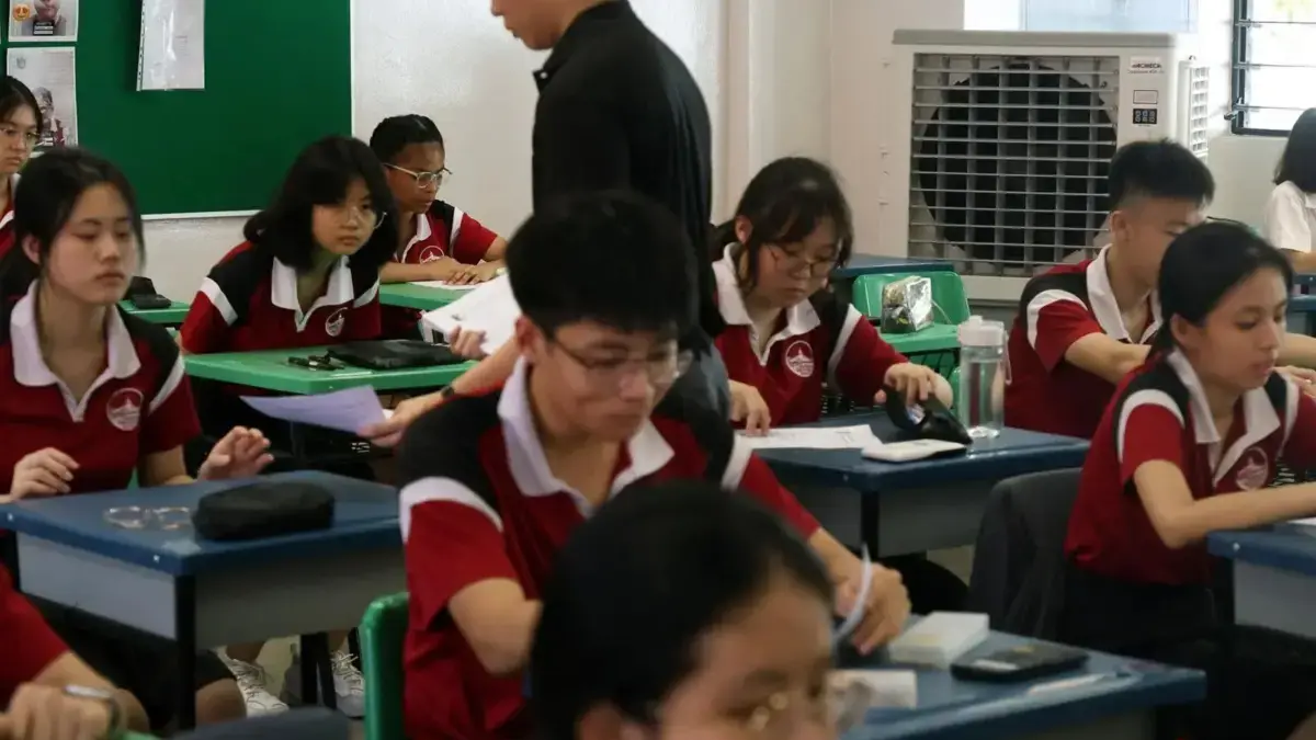 Sebuah kipas pendingin ditempatkan di dalam kelas di Northland Secondary School, Singapura, demi mengurangi ra
