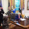 Elon Musk saat bersama Presiden AS Donald Trump di Ruang Oval, Gedung Putih, pada 30 Mei 2025. (Foto: Getty Im