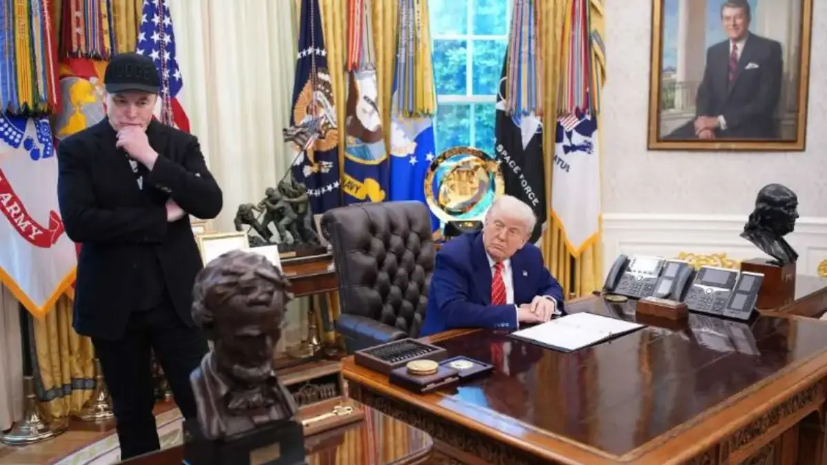Elon Musk saat bersama Presiden AS Donald Trump di Ruang Oval, Gedung Putih, pada 30 Mei 2025. (Foto: Getty Im