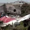 Tim penyelidik terlihat bekerja di lokasi kecelakaan pesawat Air India pada Sabtu (14/6/2025), menyusul insid