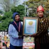 Kepala Dinas Perpustakaan dan Kearsipan Kota Salatiga Sri Sarwanti SH, MS.i menerima penghargaan dari Leprid.(