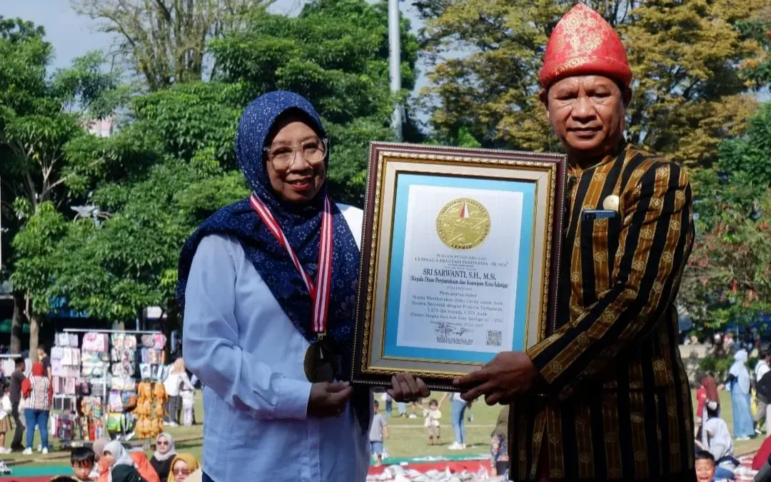 Kepala Dinas Perpustakaan dan Kearsipan Kota Salatiga Sri Sarwanti SH, MS.i menerima penghargaan dari Leprid.(