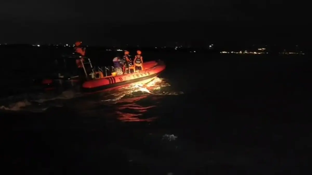 Proses pencarian korban KMP Tunu Pratama Jaya yang kandas di Selat Bali dini hari, Kamis (03/07/2025). Foto/Hu