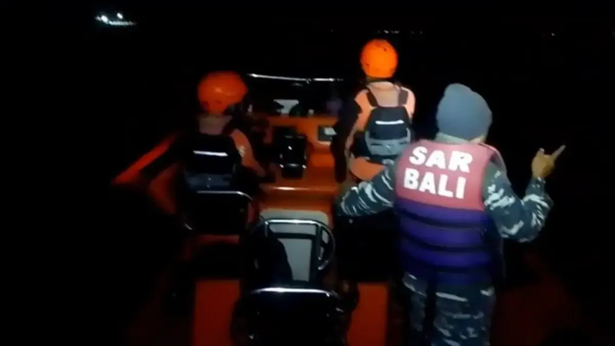 Proses pencarian korban KMP Tunu Pratama Jaya yang kandas di Selat Bali dini hari, Kamis (03/07/2025). (Foto/H