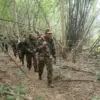 Tentara Kamboja berpatroli di sepanjang garis perbatasan Kamboja-Thailand di Osmach, Kota Samrong, 22 Juli 202
