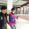 Tersangka MGS, Sekretaris Desa Cipaku, digelandang petugas Kejari Majalengka menuju mobil usai ditetapkan seba