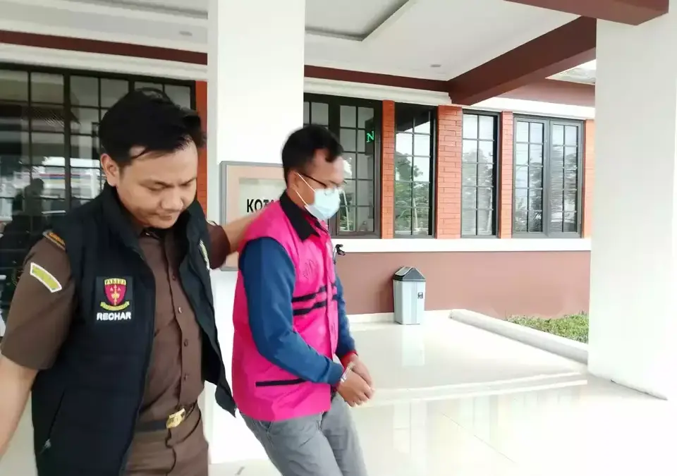 Tersangka MGS, Sekretaris Desa Cipaku, digelandang petugas Kejari Majalengka menuju mobil usai ditetapkan seba
