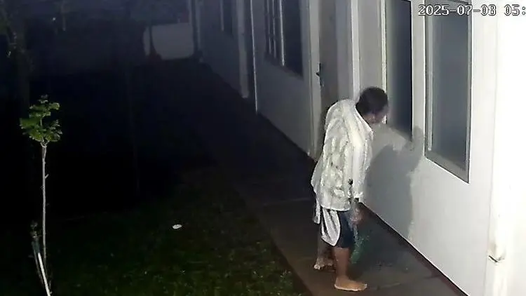 Penjaga kos sempat mondar-mandir di depan kamar kos ADP (39), pada Selasa (08/07). Diplomat Kementerian Luar N