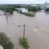 Pemandangan drone kendaraan yang sebagian terendam air banjir setelah hujan deras yang mengakibatkan banjir ba