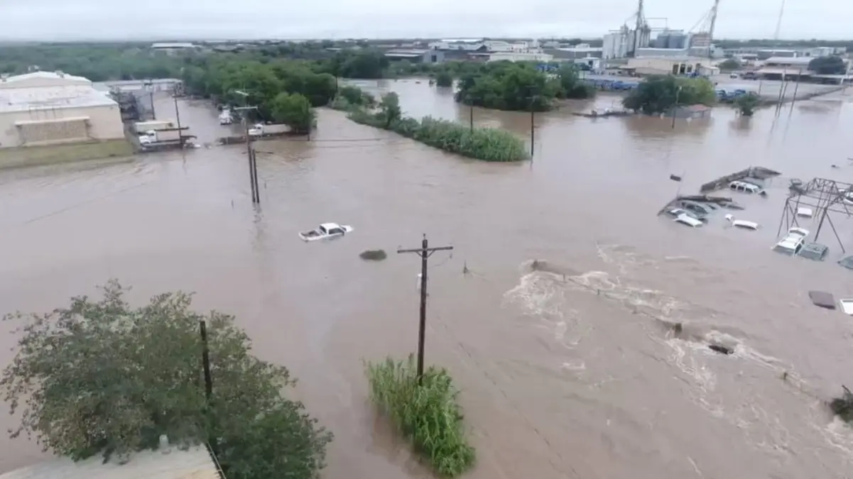 Pemandangan drone kendaraan yang sebagian terendam air banjir setelah hujan deras yang mengakibatkan banjir ba