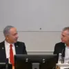 PM Israel Netanyahu bersama Kepala Mossad David Barnea saat mengunjungi markas Mossad 2 Juli. (Haim Zach GPO)