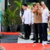Wakil Presiden Republik Indonesia Gibran Rakabuming Raka saat menemui keluarga korban di ruang tunggu Pelabuha