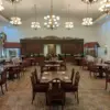 Meja dan kursi di restoran terbuat dari kayu jati antik yang dirawat dengan baik, menambah kesan autentik bagi