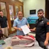 Petugas Kejaksaan Agung saat menyita uang Rp2 miliar dari rumah Direktur Utama PT Sri Rejeki Isman Tbk (Sritex