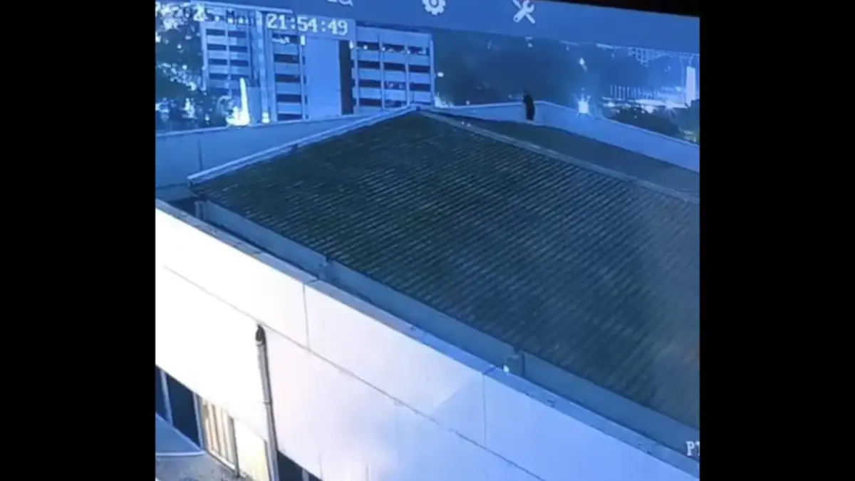 Arya Daru Pangayunan saat berada di Rooftop gedung Kementerian Luar Negeri sebelum ditemukan tewas di kamar ko