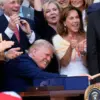 Presiden AS Donald Trump mengetuk palu setelah menandatangani rancangan undang-undang One Big Beautiful Bill m