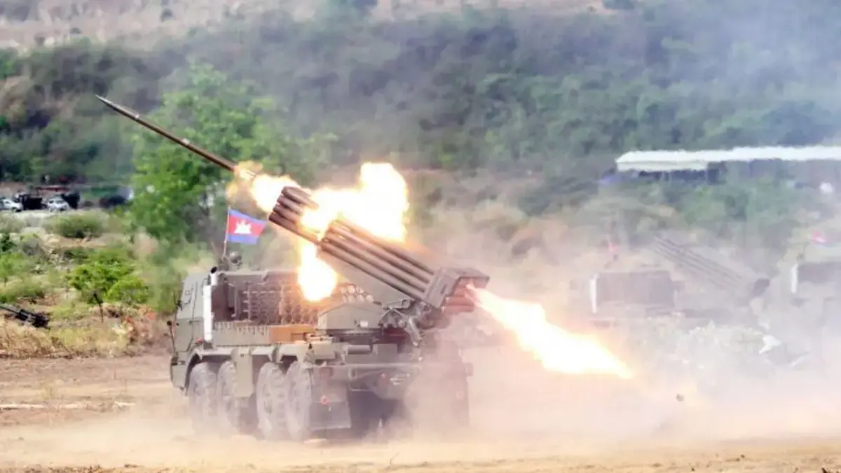 Pasukan Kamboja tembakan roket BM-21. (Siv Channa)