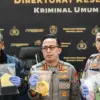 Dirreskrimum Polda Metro Jaya Kombes Pol Wira Satya (kiri) bersama Kabid Humas Polda Metro Jaya Kombes Pol Ade