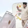 Presiden Prabowo Subianto melambaikan tangan saat menaiki Pesawat Kepresidenan PK-GRD untuk bertolak ke Arab S