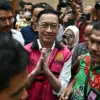 Terdakwa kasus dugaan korupsi impor gula, Thomas Trikasih Lembong atau Tom Lembong (tengah) meninggalkan ruang