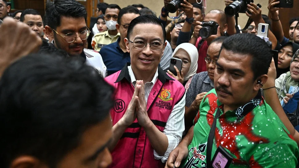 Terdakwa kasus dugaan korupsi impor gula, Thomas Trikasih Lembong atau Tom Lembong (tengah) meninggalkan ruang