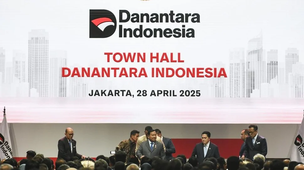 Presiden Prabowo Subianto (tengah) didampingi Menteri BUMN Erick Thohir (ketiga kanan), Chief Executive Office