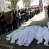 Warga menangis jelang pemakaman warga Gaza yang tewas akibat serangan udara Israel di rumah sakit Al-Shifa, Ga