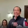 Jokowi kenakan jaket PSI
