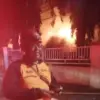 Personel pemadam kebakaran saat membantu evakuasi Pasar Taman Puring yang terbakar pada Senin (28/7/2025) mala